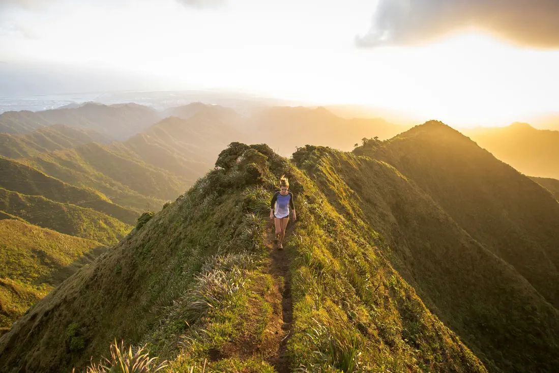 Sentier de montagne en crête à La Réunion, lumière dorée
