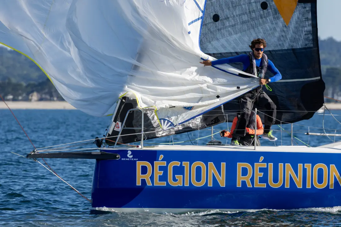 Voilier du Tour Voile 2025 en action, au près, avec embruns et équipage en régate
